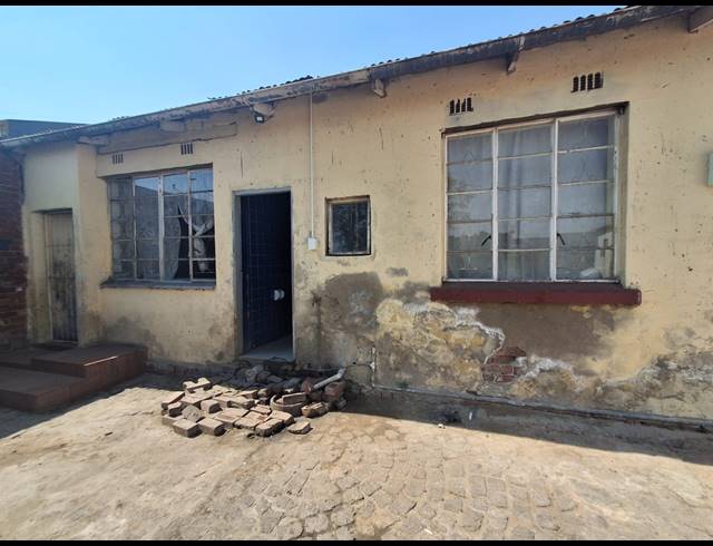 11 BEDROOM HOUSE FOR SALE IN VEREENIGING CENTRAL